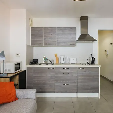 Apartment Au Port De Nizza